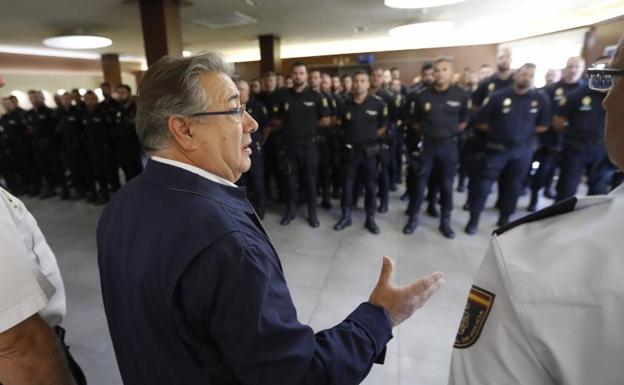 Zoido, junto a varios de los policías destinados en Cataluña ./Efe