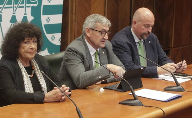 Zafra Lerman, Santiago García Granda y Francisco Borge, este lunes, en la Universidad de Oviedo./MARIO ROJAS