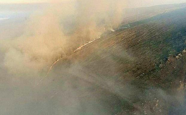 Un incendio forestal permanece activo desde ayer en Ibias