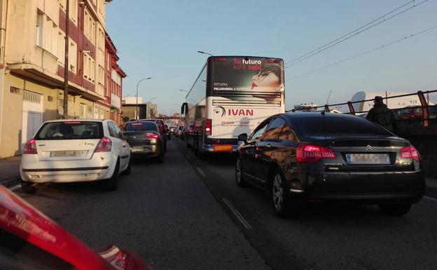 Atasco en el acceso por El Muelle./Y. D. LUIS