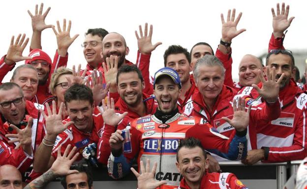 Andrea Dovizioso celebra con los miembros de Ducati su victoria en Japón. /EFE