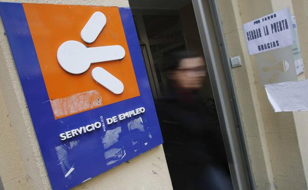 El paro baja en 182.600 personas y se superan los 19 millones de ocupados por primera vez en 8 años