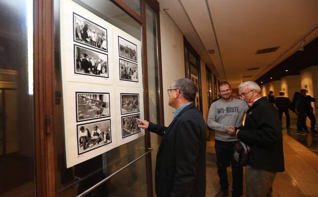 Asistentes a los actos del 25 aniversario de la Marcha de Hierro observan la exposición conmemorativa./Fotos: Marieta