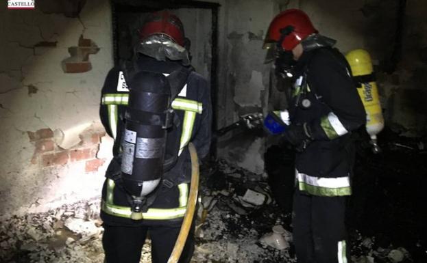 Los bomberos sofocando el incendio./Diputación Castellón