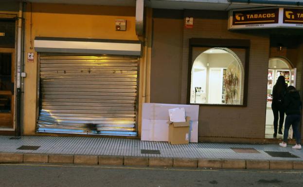 Establecimiento asaltado en Moreda de Aller./J. M. Pardo