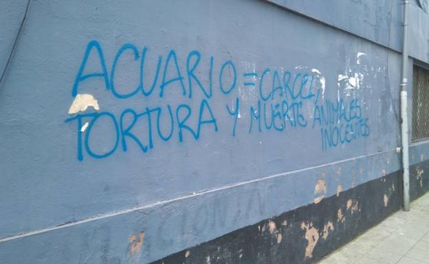 La pintada escrita en los muros del antiguo astillero Naval Gijón./I. L.