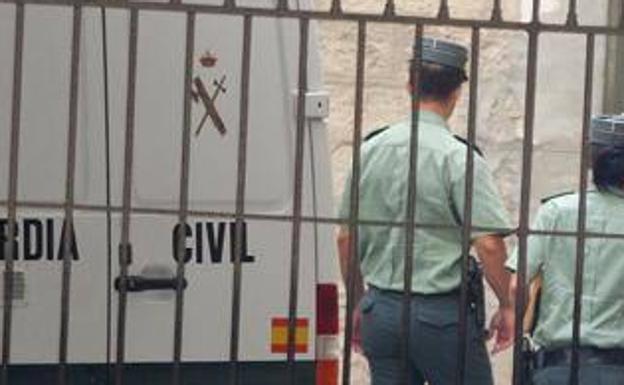 Un joven le arranca media oreja a otro en Halloween y le rompe un brazo al médico que le asistió tras la pelea