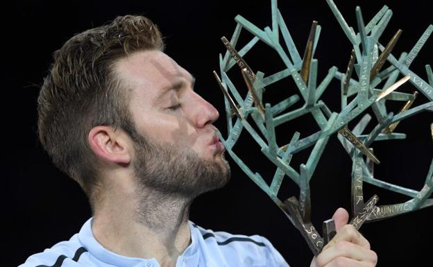 Jack Sock, con el trofeo de campeón de París-Bercy. /AFP