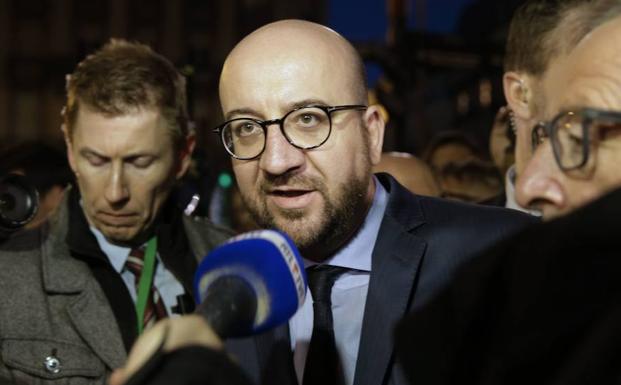 El primer ministro belga Charles Michel atiende a la prensa. /KENZO TRIBOUILLARD (Afp)