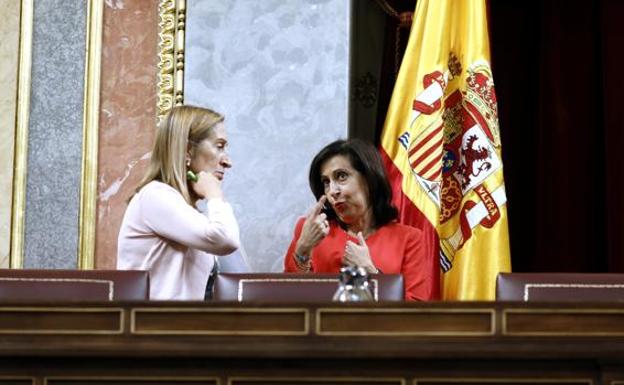 La presidenta del Congreso, Ana Pastor, conversa con la portavoz del PSOE, Margarita Robles. /O. Del Pozo