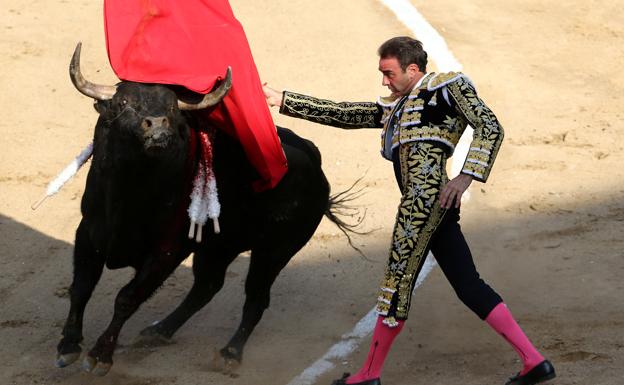 El torero Enrique Ponce, durante una faena./Reuters