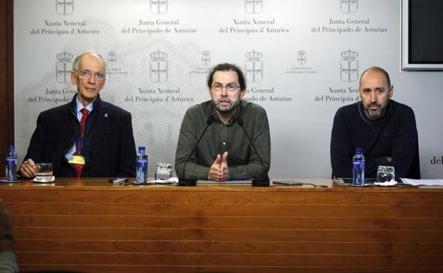 El portavoz de Podemos en la Junta, Emilio León, junto al presidente de la Ópera de Oviedo, Jaime Martínez, y su director general, Javier Menéndez./EFE