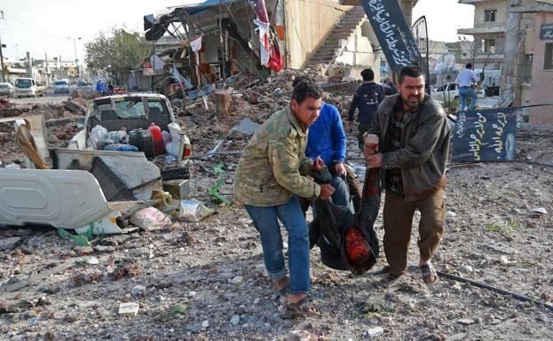 Varios hombres desplazan a un hombre herido. /Zein Al RIFAI (Afp)
