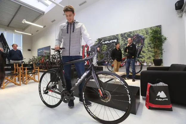 Pablo Carreño está deseando estrenar su nueva bicicleta, un regalo de MMR. / MARIETA