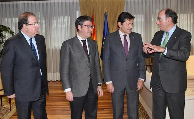 Juan Vicente Herrera, Álvaro Nadal, Javier Fernández e Ignacio Sánchez Galán, ayer, al comienzo de la reunión. /IÑAKI MARTÍNEZ