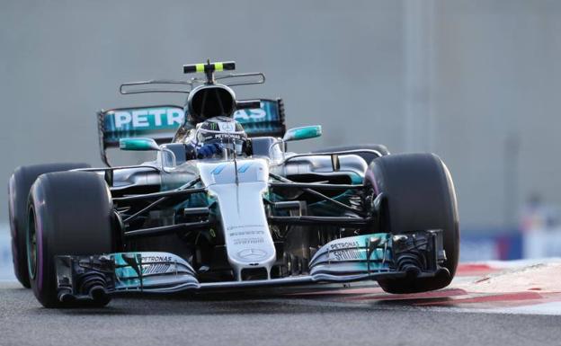 Valteri Bottas saldrá como líder en Yas Marina. /Reuters
