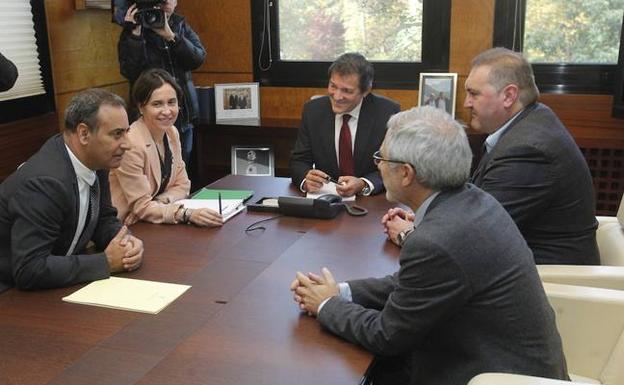 Carcedo, Fernández, Argüelles y Llamazares, en una reunión sobre presupuestos. /MARIO ROJAS