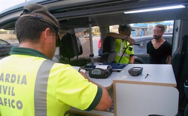 Tráfico intensifica esta semana los controles de alcohol y drogas en Asturias