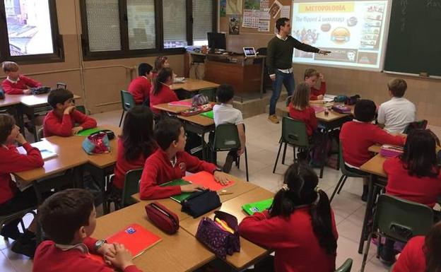 Alumnos de cuarto de Primaria, en una ‘clase invertida’, donde antes investigan sobre los contenidos. /