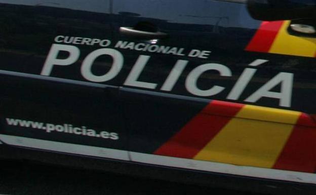 Un repartidor destroza un ascensor en Tremañes molesto por la propina