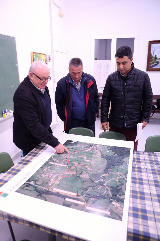 A la izquierda, Joaquín Abel Zapico, alcalde de barrio de Santa Marina, señala uno de los puntos de la nueva red de saneamiento. / NOSTI