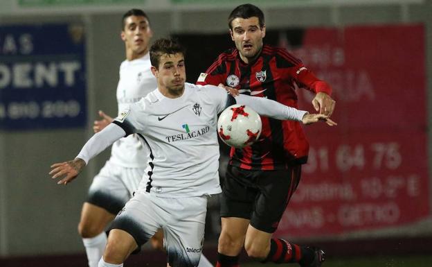 Encuentro entre el Arenas de Getxo y el Sporting B. /OSKAR MATXIN