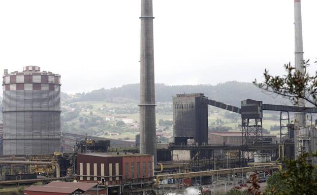 Las viejas baterías de cok de Gijón, con uno de los gasómetros de la instalación a la izquierda. /DAMIÁN ARIENZA