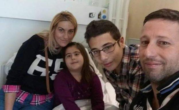 Los padres y el hermano de la pequeña Lucía, en el centro/Facebook Nieves Casado