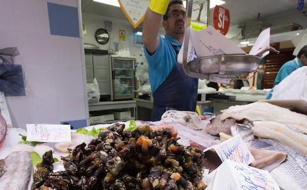 La Navidad y el mal tiempo disparan el precio del pescado, que se duplicó en una semana