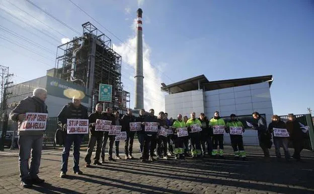 Trabajadores de Lada, ayer, protestando por la decisión de Iberdrola ante la central langreana. /J. C. ROMÁN