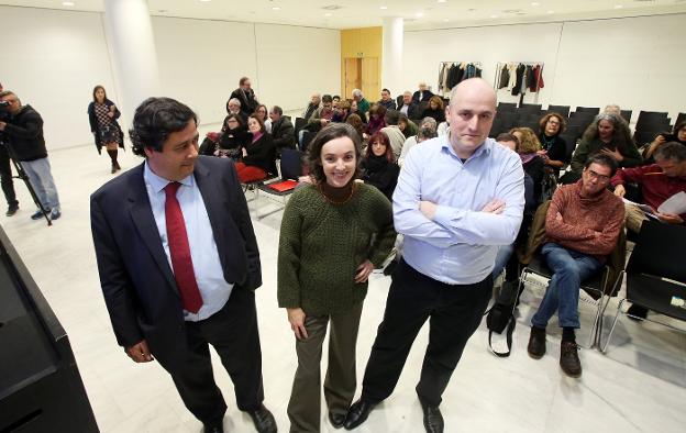 David Gistau, Clara Eslava y Miguel Ángel Tejada, responsables de 'Bosque y Valle', ayer en Oviedo. / ALEX PIÑA