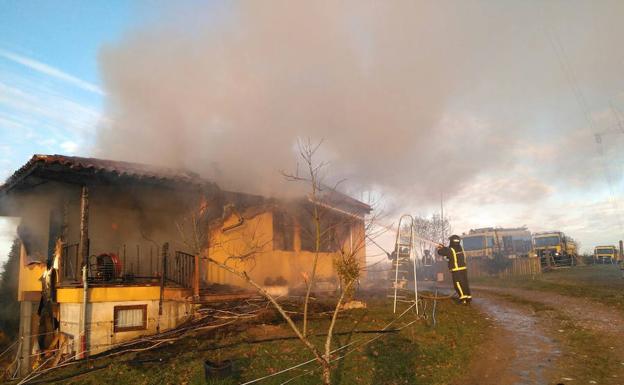 El fuego calcina una casa en Xixún./SEPA