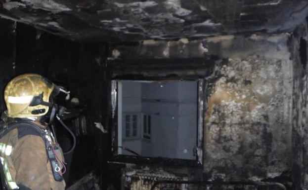 Un bombero, herido leve en el incendio de un edificio en Oviedo