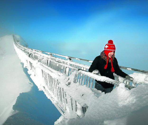 Una joven recorre el imponente puente colgante helado. / DENIS BALIBOUSE/REUTERS