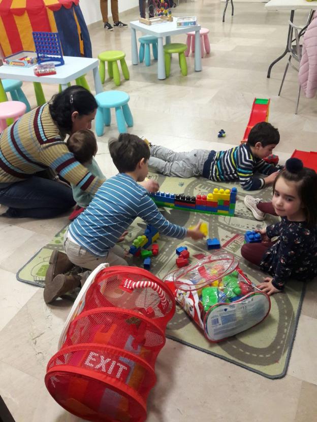 Varios niños juegan en la ludoteca. /