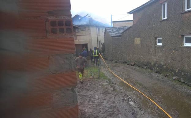 Los bomberos sofocan un incendio en una vivienda en Villayón Los bomberos sofocan un incendio en una vivienda en Villayón