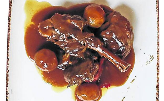 Cabrito guisado con patatinos.