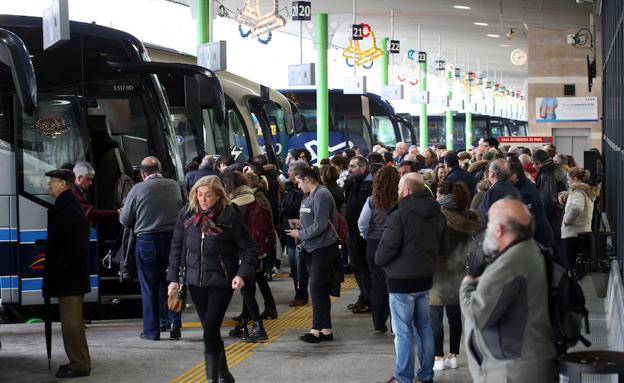 Multitud de pasajeros en la estación de autobuses de Oviedo tras cerrar al tráfico la AP-6./Alex Piña