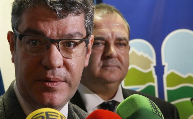 El ministro Álvaro Nadal, atendiendo a los medios. /Alex Piña