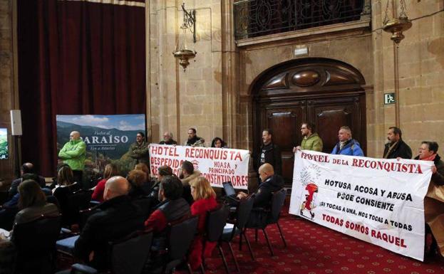 Protesta de la Asamblea de Trabajadores en Lucha y el colectivo 'Todos somos Raquel' en el Hotel de la Reconquista Protesta de la Asamblea de Trabajadores en Lucha y el colectivo 'Todos somos Raquel' en el Hotel de la Reconquista