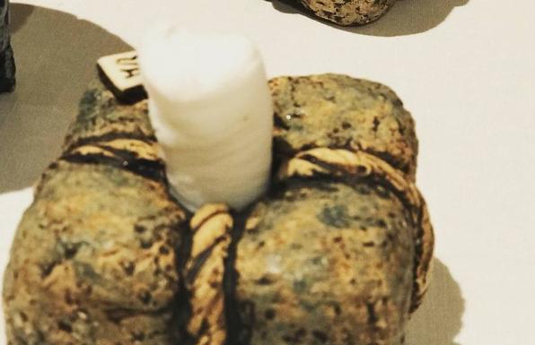 Imagen de la toallita, colocada en un soporte de piedra, que la mujer del comensal ha colgado en Twitter./Twitter