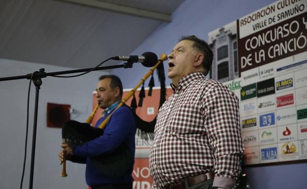 Antonio Álvarez, en el Concurso de Tonada de La Nueva, en la última jornada antes de las navidades./J. C. Román