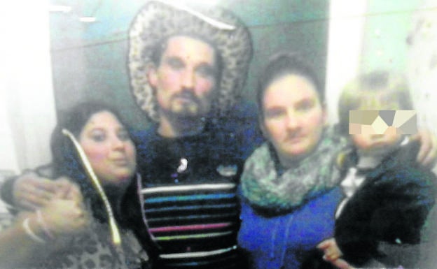 Disfrazado con su mujer, su hijo pequeño y su cuñada
