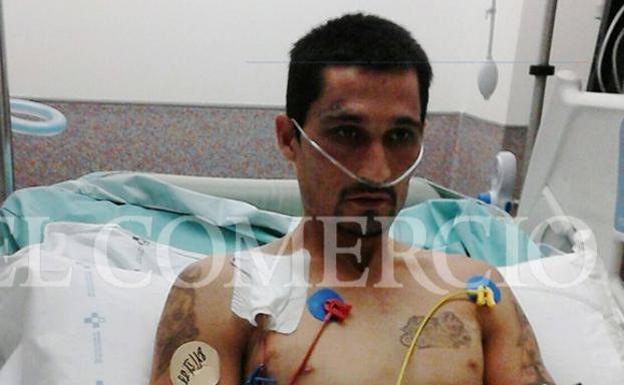 Gonzalo Montoya ingresado en el hospital, en una imagen tomada y cedida por su familia. /