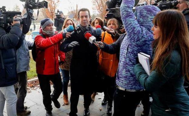 Jesús Pérez, abogado de uno de los cinco acusados, ayer, junto al Palacio de Justicia de Navarra./EFE