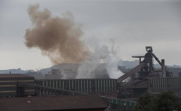 Nube de contaminación en la factoría de ArcelorMittal en Veriña