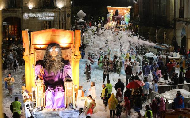 Desfile de carrozas en el tradicional Descenso de Galiana.