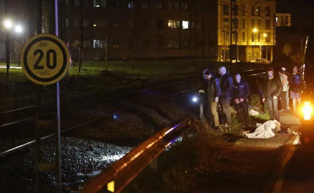 Los agentes custodian el cadáver del hombre golpeado por un tren en El Cerillero./JORGE PETEIRO
