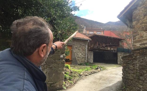 Un vecino señala la zona donde apareció el cuerpo del vecino de llamas, en Aller./