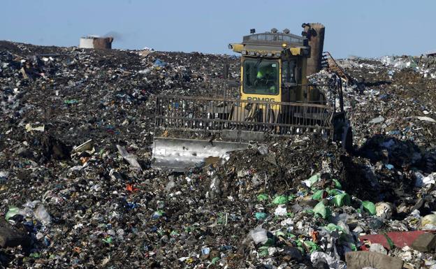 El 74% de la basura urbana va directamente al vertedero, algo que la UE vetará en 2030 El 74% de la basura urbana va directamente al vertedero, algo que la UE vetará en 2030
